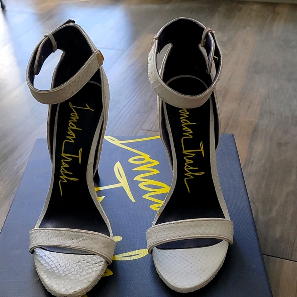 LONDON TRASH WHITE SANDALS